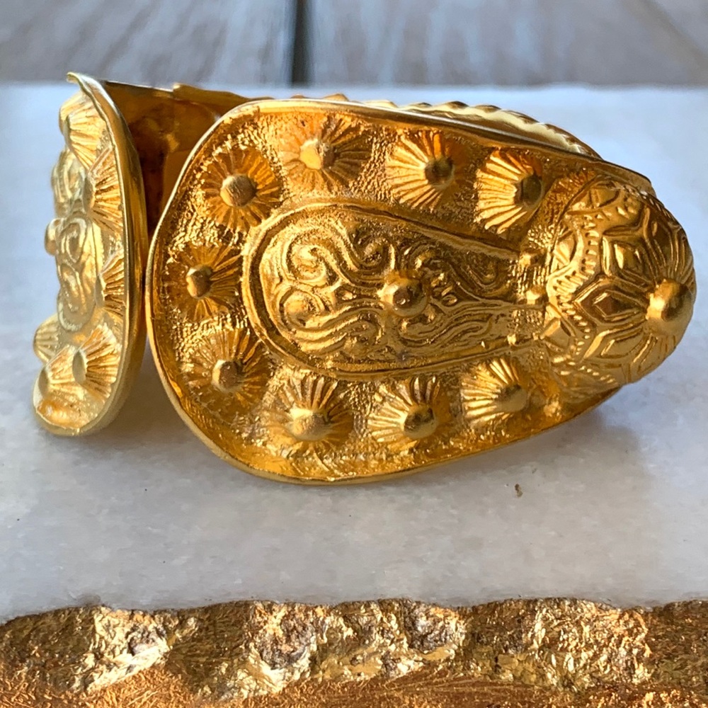 Kenneth Jay Lane statement hinged cuff, bracelet.